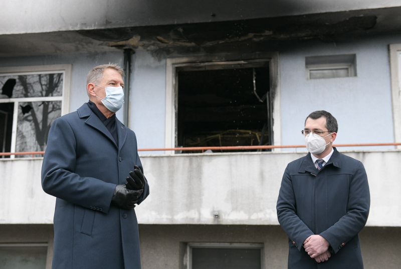Klaus Iohannis államfő és Vlad Voiculescu egészségügyi miniszter a Matei Balş intézetnél a tűz után | Fotó: Agerpres