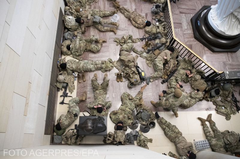 A Nemzeti Gárda Capitoliumot védő emberei pihennek január 13-án
