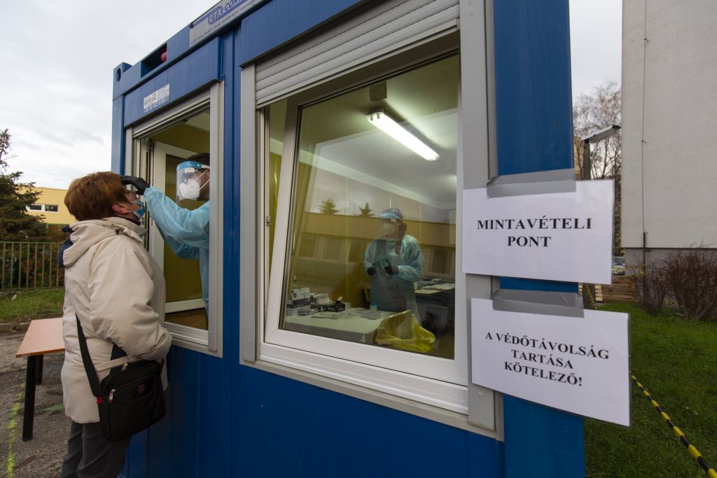 Koronavírus-teszthez vesz mintát egy iskolai dolgozótól a Pécsi Tudományegyetem orvostanhallgatója Kaposváron a mentőállomás mellett kihelyezett konténernél | Fotó: MTI