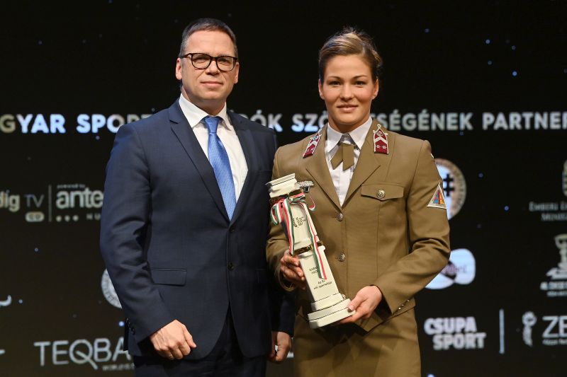 Karakas Hedvig Európa-bajnok cselgáncsozó, miután átvette az Év női sportolója díjat Fürjes Balázs államtitkártól | Fotó: MTI