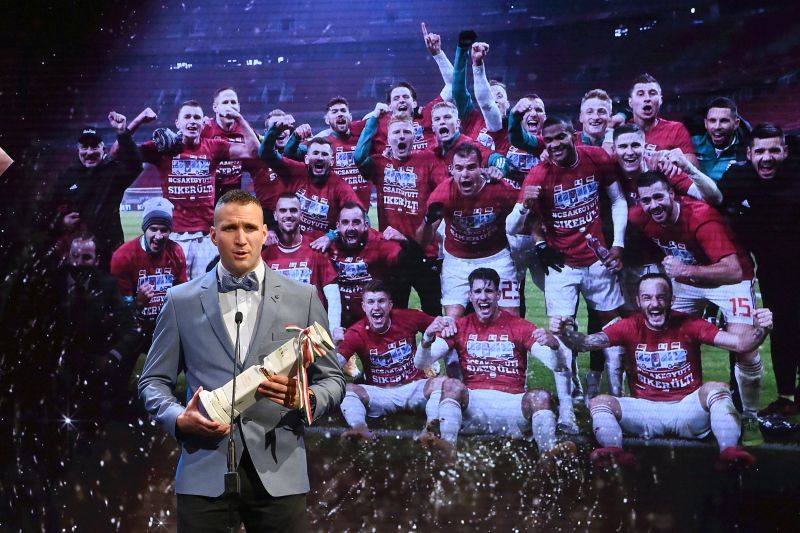 Könyves Norbert, a magyar labdarúgó-válogatott tagja vette át az Év csapata a hagyományos sportágakban díjat | Fotó: MTI