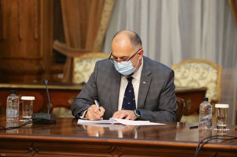 Kelemen Hunor a koalíciós megállapodás aláírásakor | Fotó: MTI