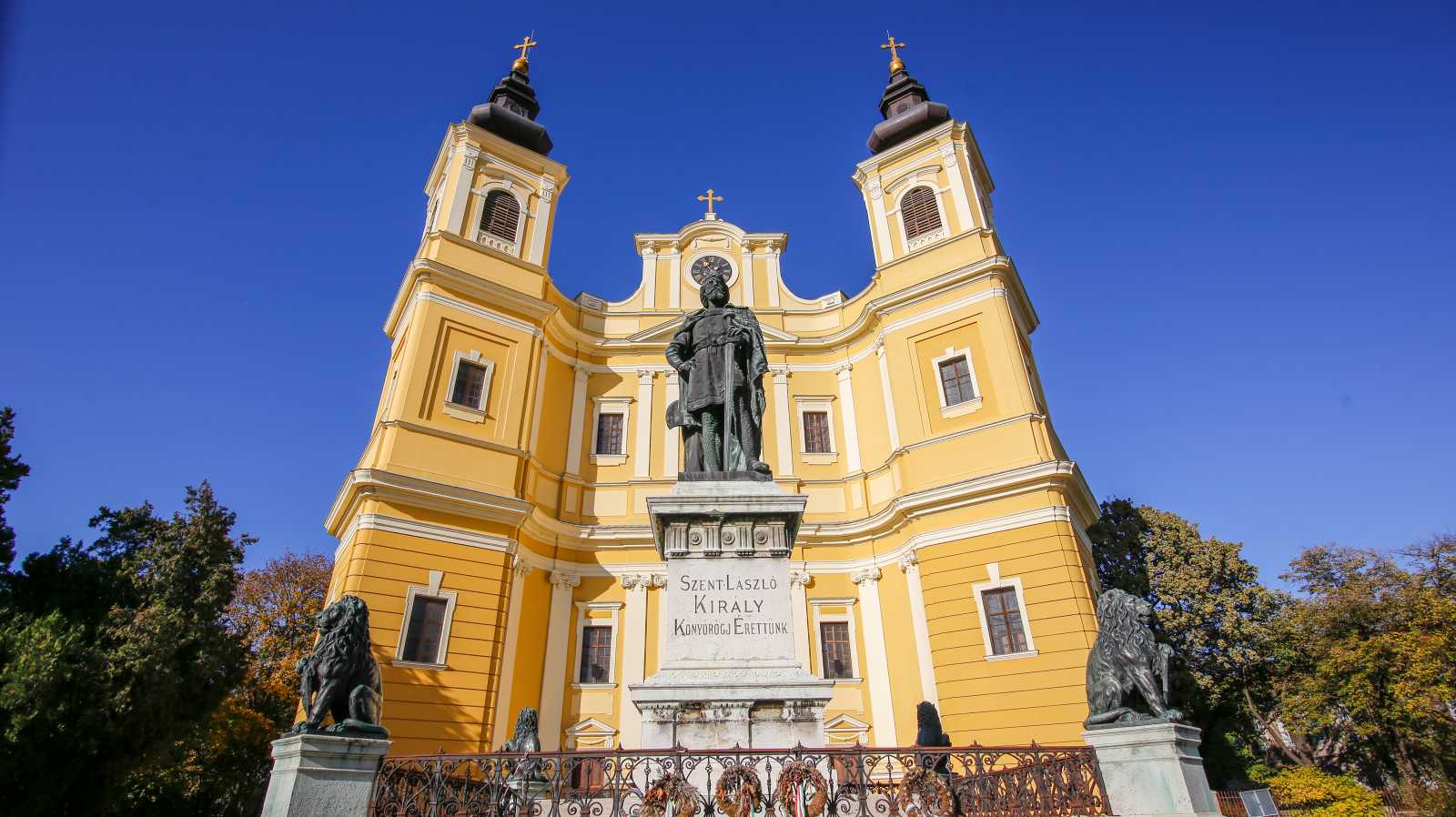 A nagyváradi római katolikus székesegyház, előtte Szent László király szobrával