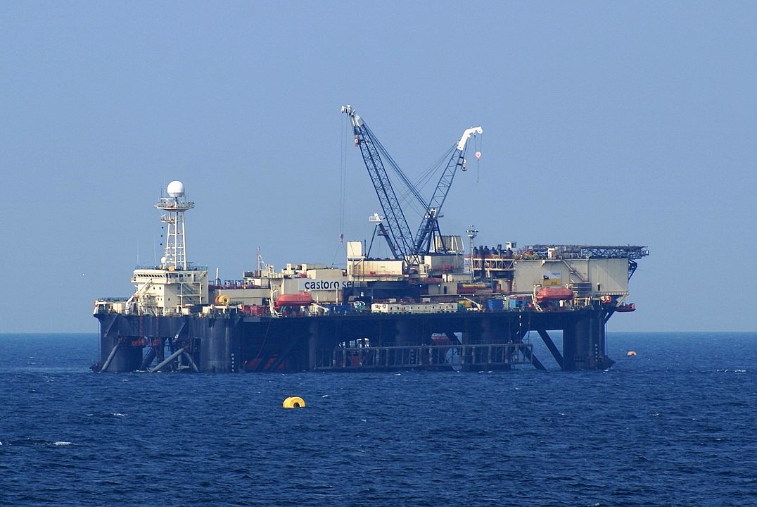 A csővezeték-fektető Castoro Sei hajó az Északi Áramlat csöveivel dolgozik Svédországban, Gotlandtól délkeletre a Balti-tenger vizein | Fotó: Wikipédia