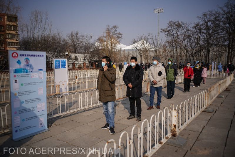 Tesztelésre várakozók Pekingben