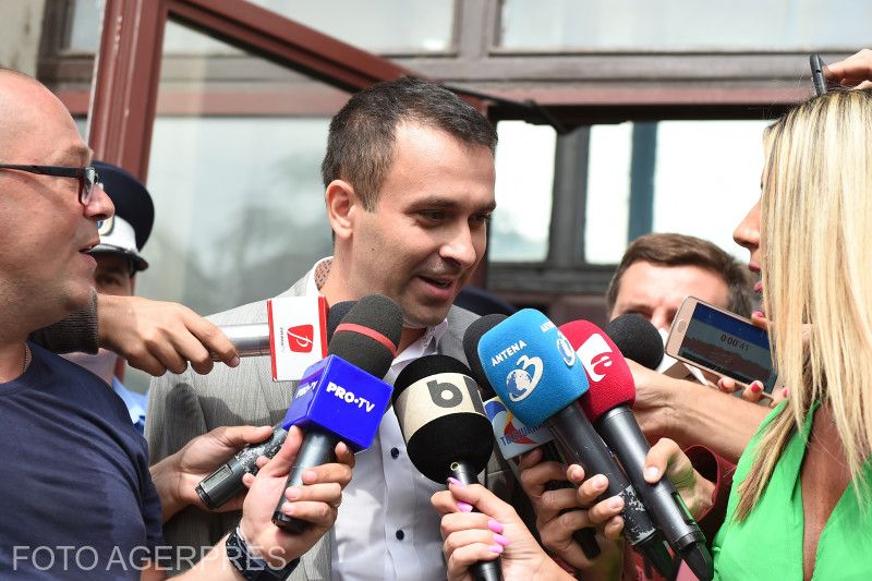 Laurenţiu Cazan egy korábbi kihallgatásról távozóban a főügyészségről