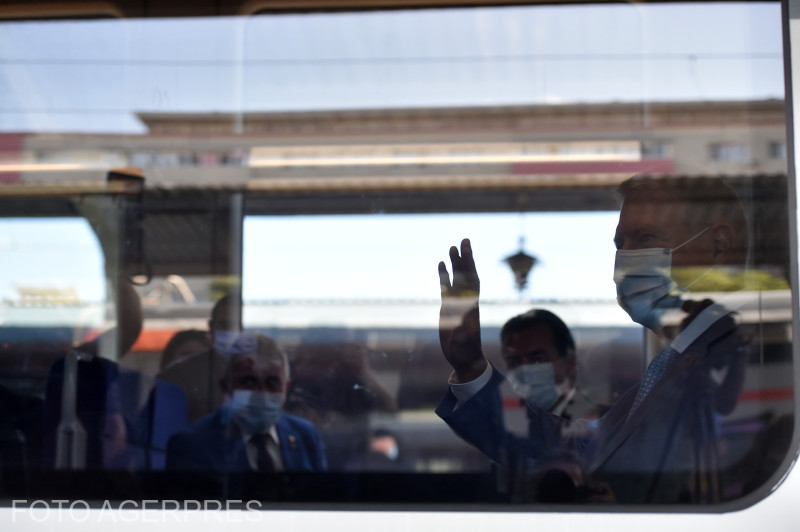 Ludovic Orban és Klaus Iohannis az Otopeni-Bukarest vonatjárat felavatásakor | Fotó: Agerpres