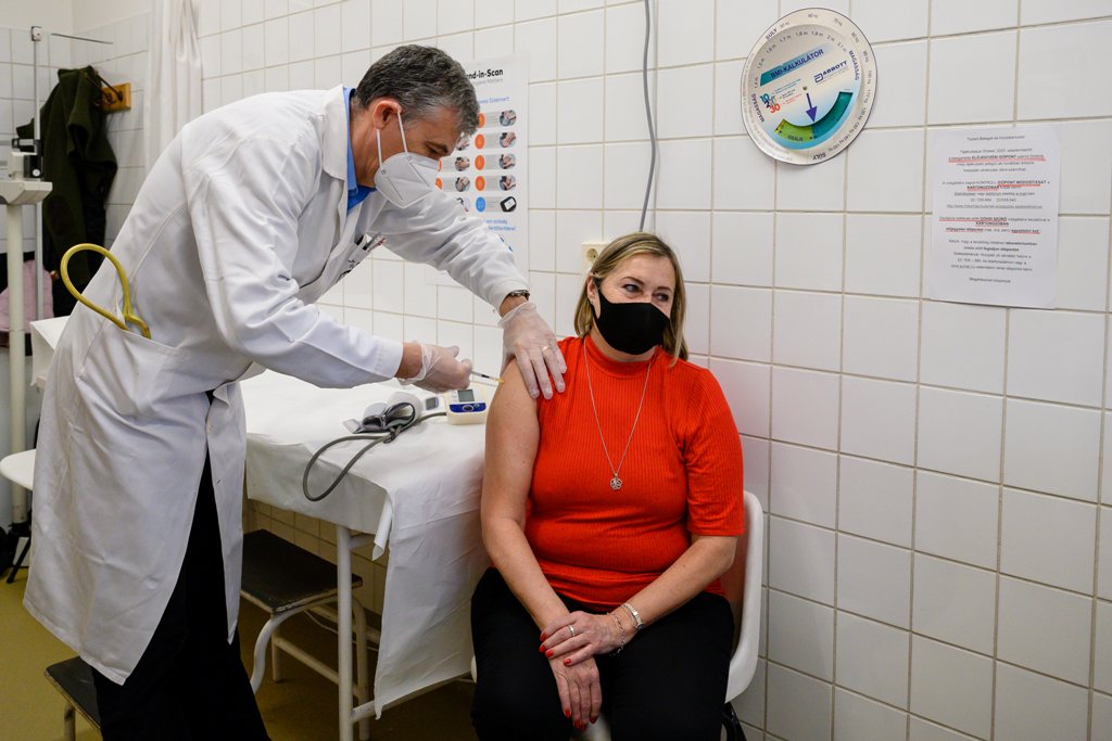 Egy egészségügyi dolgozó megkapja a Pfizer-BioNTech koronavírus elleni vakcinájának második adagját a Fejér Megyei Szent György Egyetemi Oktató Kórházban | Fotó: MTI