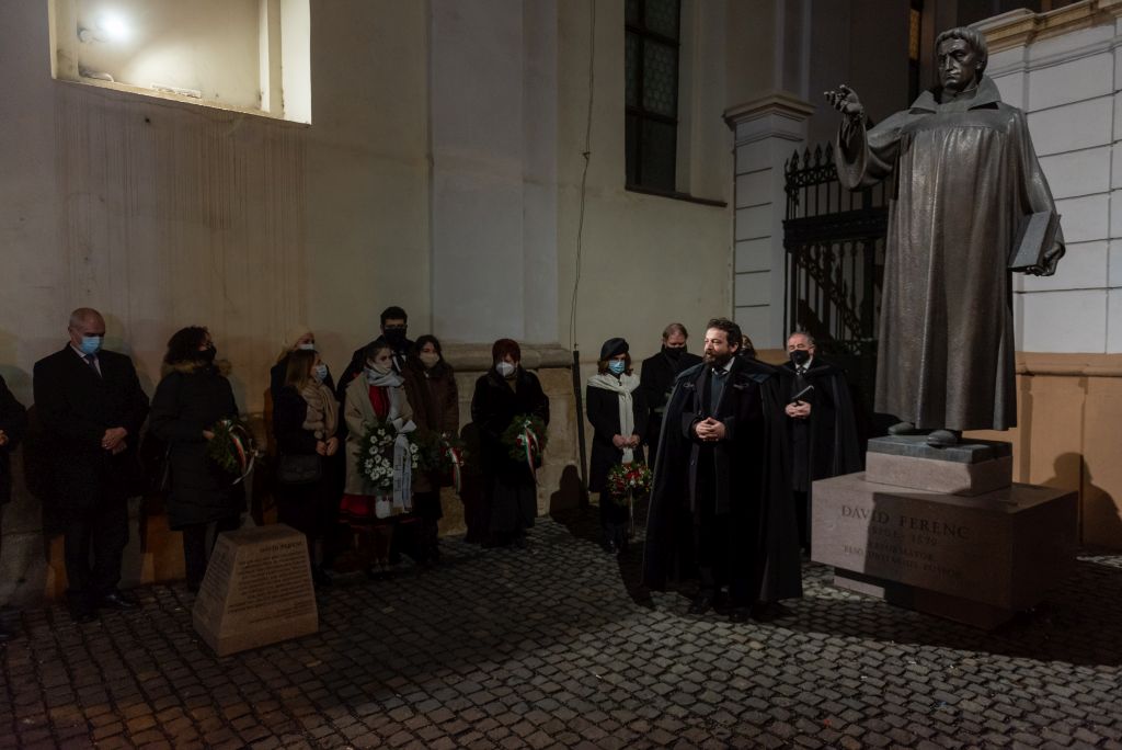 Koszorúzás az egyházalapító Dávid Ferenc szobránál | Fotó: Kiss Gábor