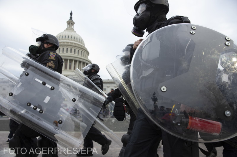 Rohamrendőrök a Capitolium előtt | Fotó: Agerpres/EPA