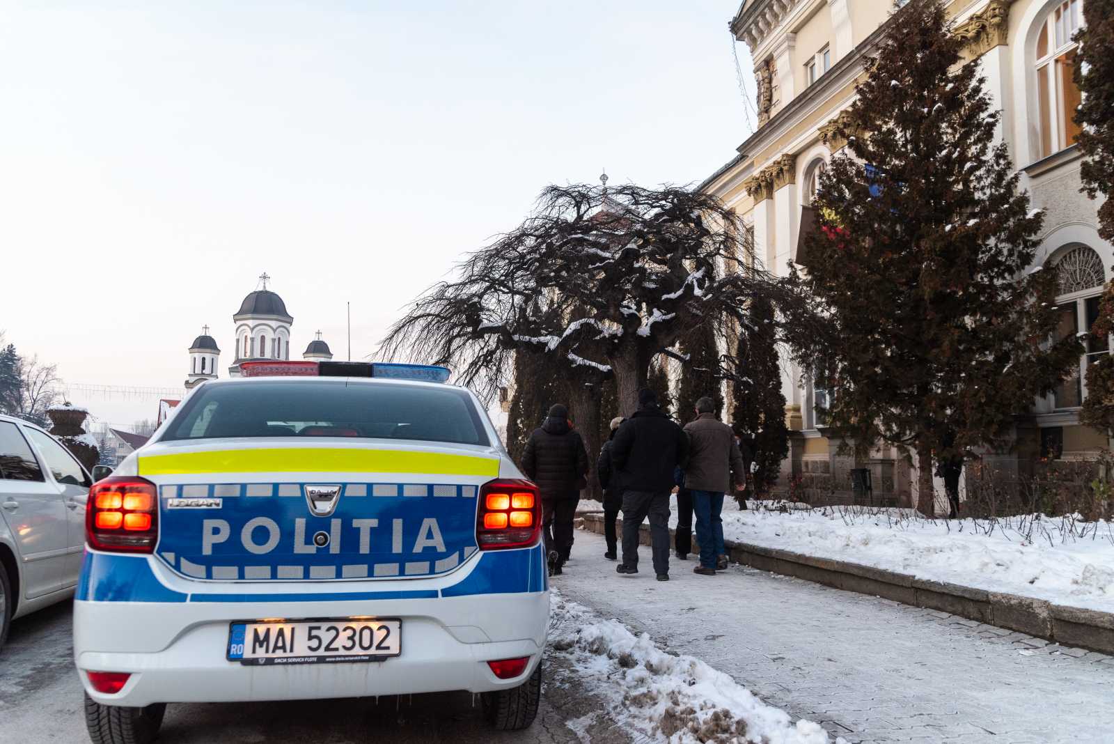 Odakint rendőrök ügyeltek arra, hogy a lakossági fórum zavartalan legyen | Fotók: Gábos Albin