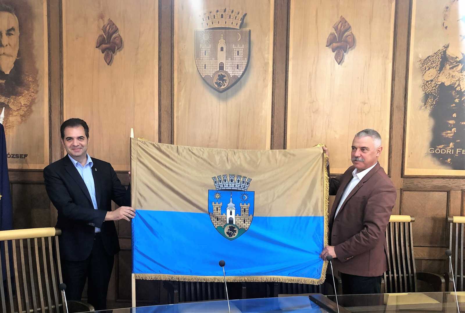 Antal Árpád polgármester és Tamás Sándor háromszéki tanácselnök Sepsiszentgyörgy zászalájval | A szerző felvételei
