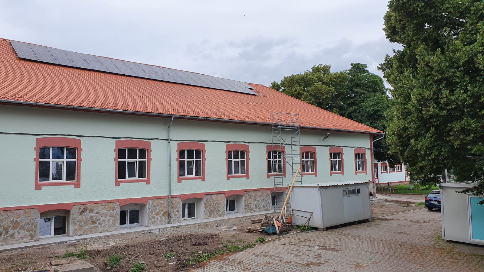 Fotovoltaikus napelemeket szereltek a kórház tetejére