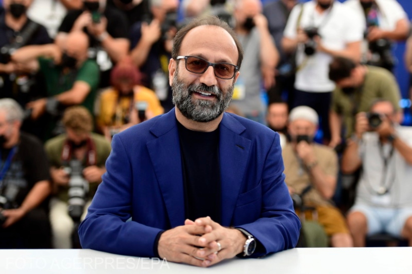 Az Arany Medve-díjas, most Arany Pálmáért versenyző iráni filmrendező, Asghar Farhadi visszafogott kék öltönyben jelent meg.