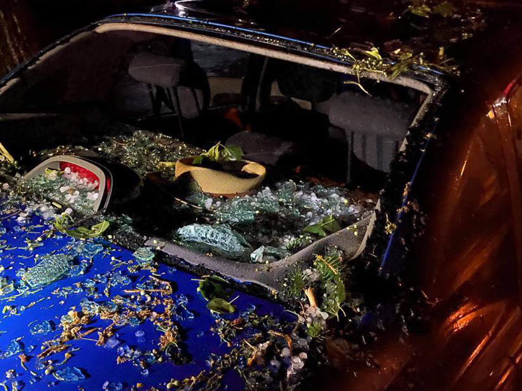 Erre az autóra az önkormányzattól bérelt parkolóban zuhant a fa | Olvasói fotó