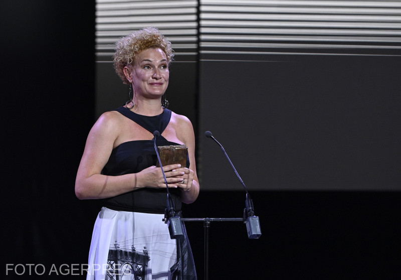 Kató Emőke átveszi a legjobb női főszereplő díját a hétfő esti UNITER-gálán | fotó: Agerpres