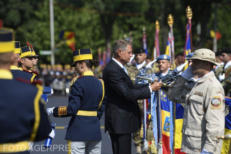 Klaus Iohannis a katonai parádén | Fotó: Agerpres