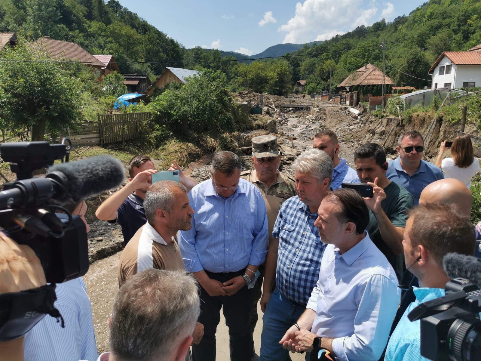 Florin Cîțu miniszterelnök vasárnap a Fehér megyei Alsóaklos környékén tekintette meg az áradás nyomait | Fotó: A miniszterelnök Facebook-oldala