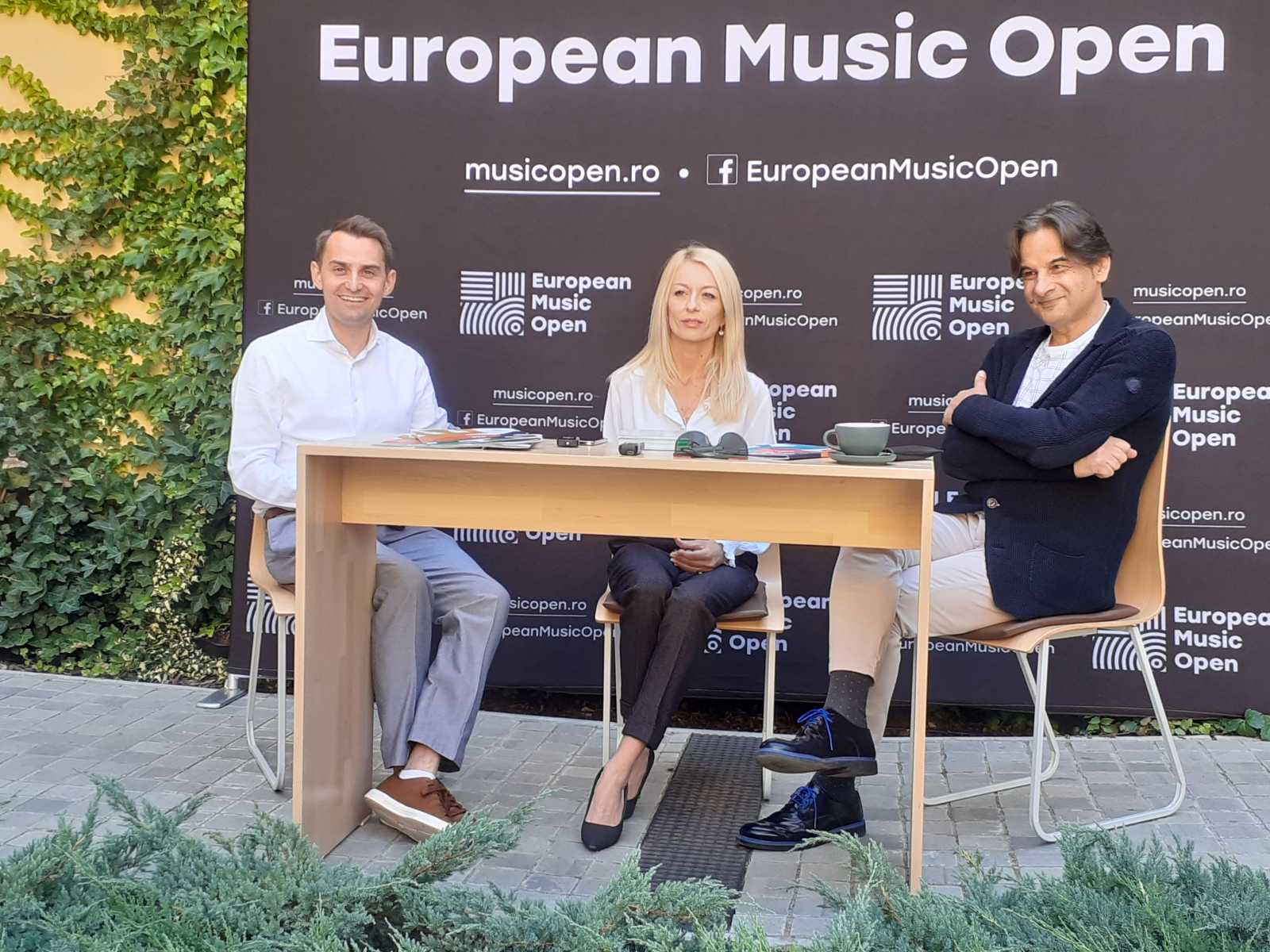 Balról jobbra: Mihai Jurca városmenedzser, Carmen Rus, a filharmónia megbízott menedzsere, Alexandru Badea operaénekes | A szerző felvétele
