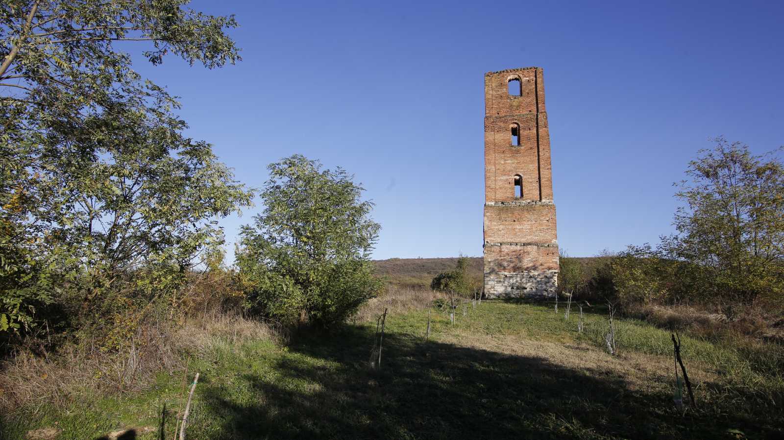 A belényesszentmiklósi pálos kolostor templomának csonka tornya a település melletti dombon