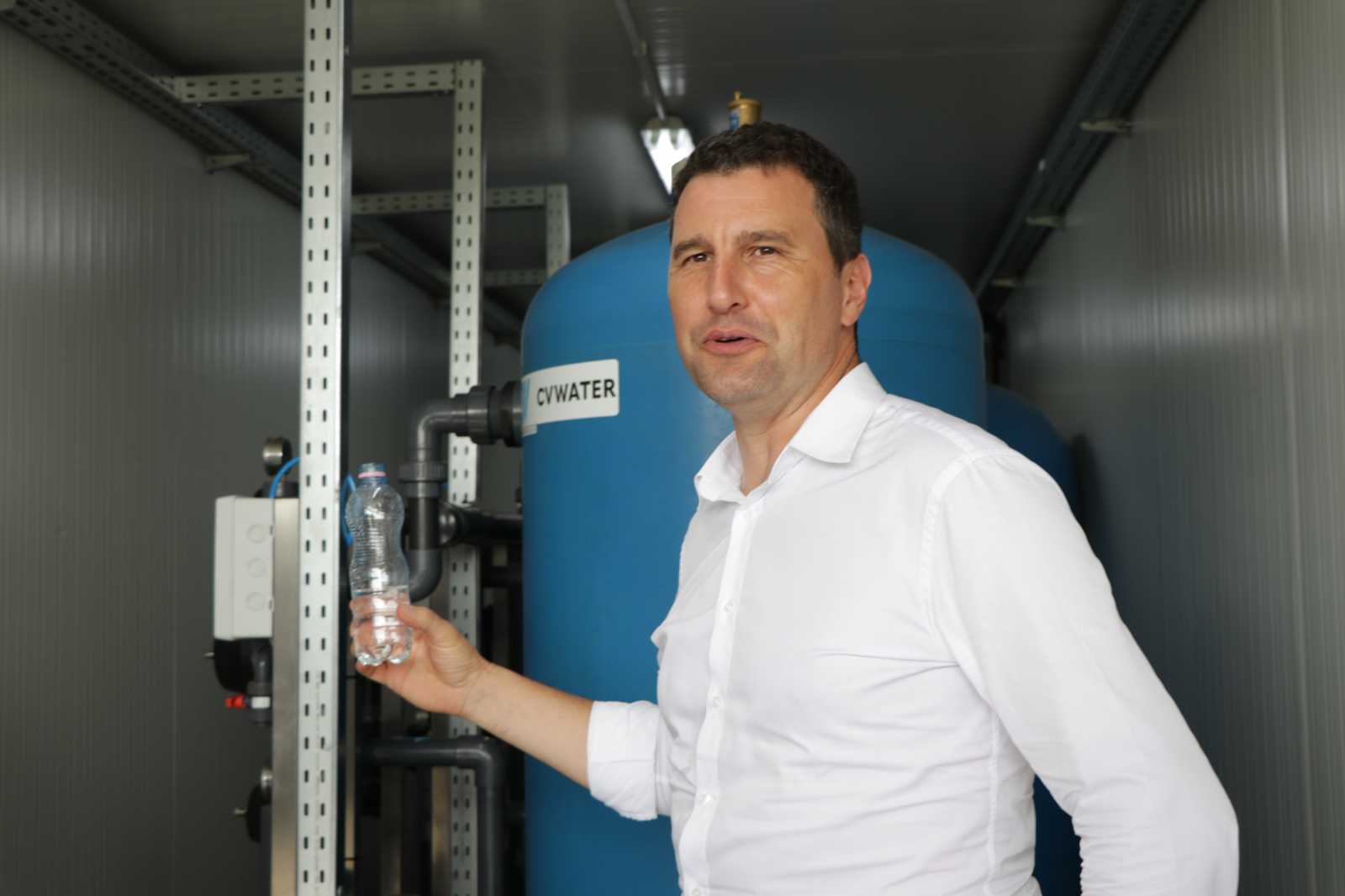 Tánczos Barna környezetvédelmi miniszter is megkóstolta a nyüvedi ivóvizet