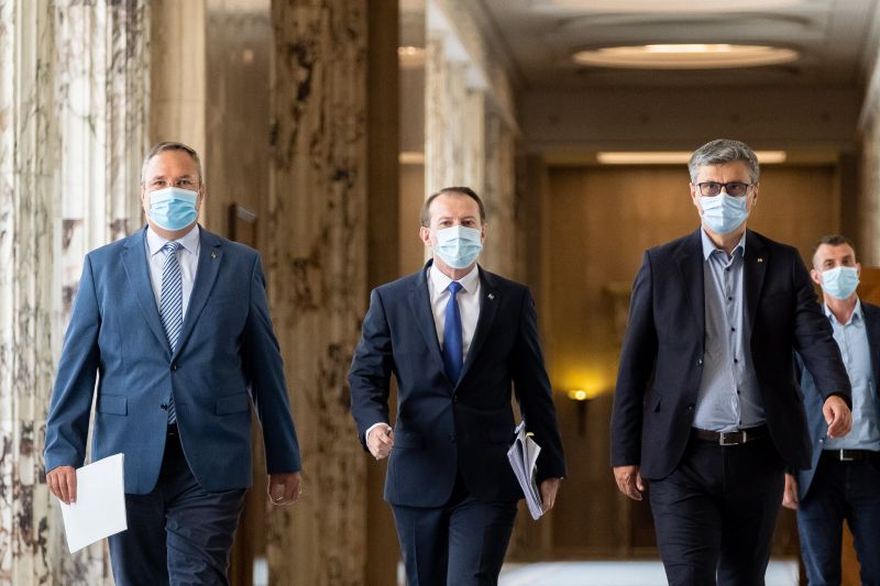 Florin Cîţu (középen) nem árulta el, melyik miniszterekre neheztel | Fotó: gov.ro