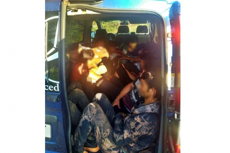 Kocsiba zsúfolt migránsok | Fotó: police.hu