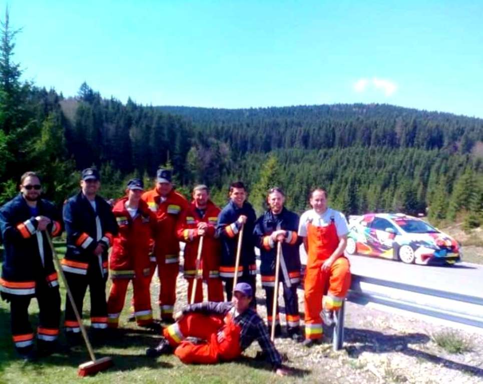 A csíkszentkirályi önkéntes tűzoltók egy autóversenyen | Fotó: Farnas Tamás archívuma
