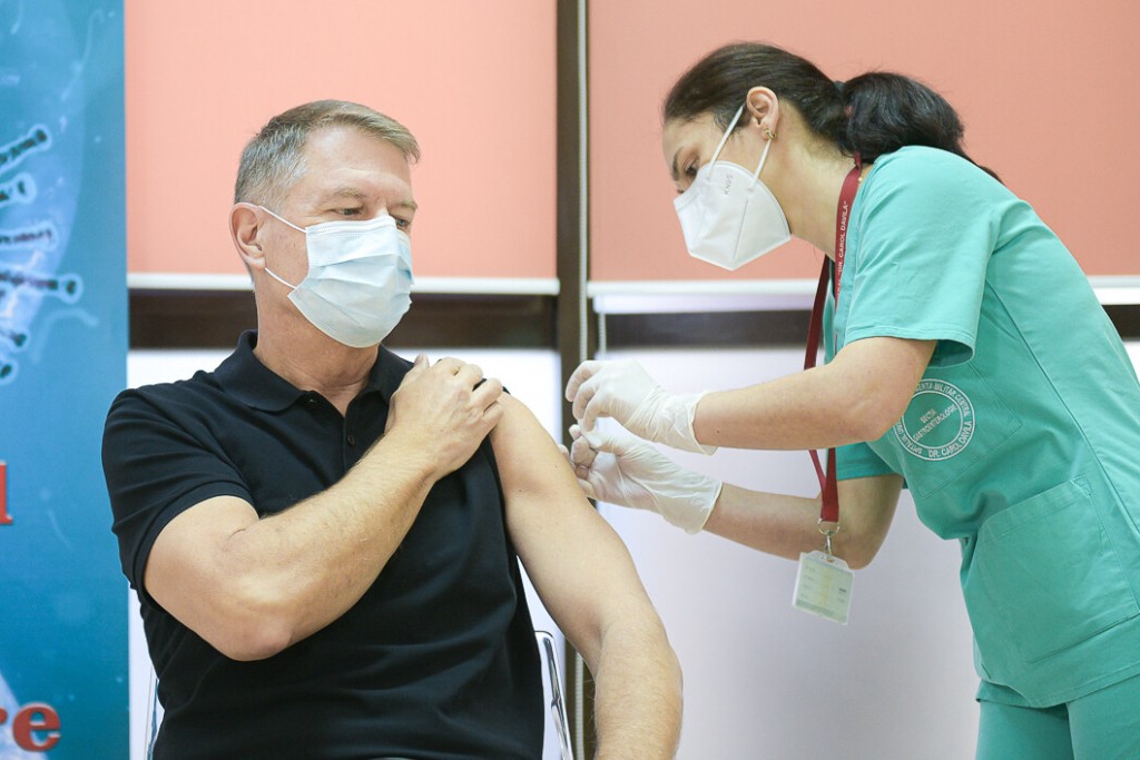 Klaus Iohannis megkapja a vakcina első adagját | Fotó: presidency.ro