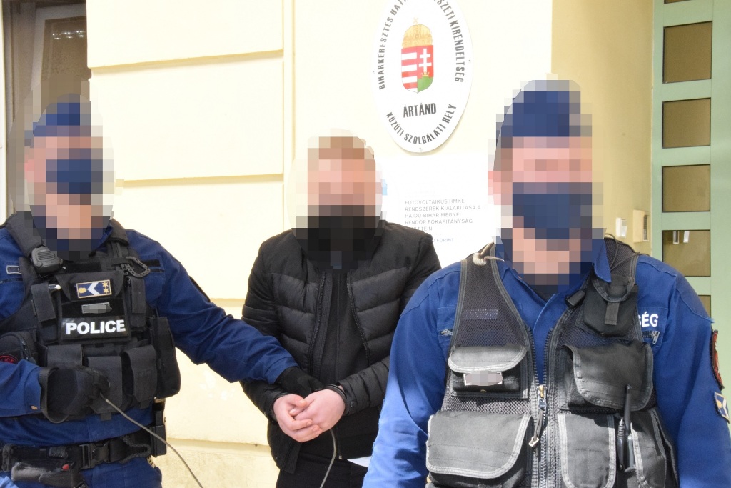 A gyanúsítottat Ártándnál adták át a magyar hatóságoknak | Fotó: MTI