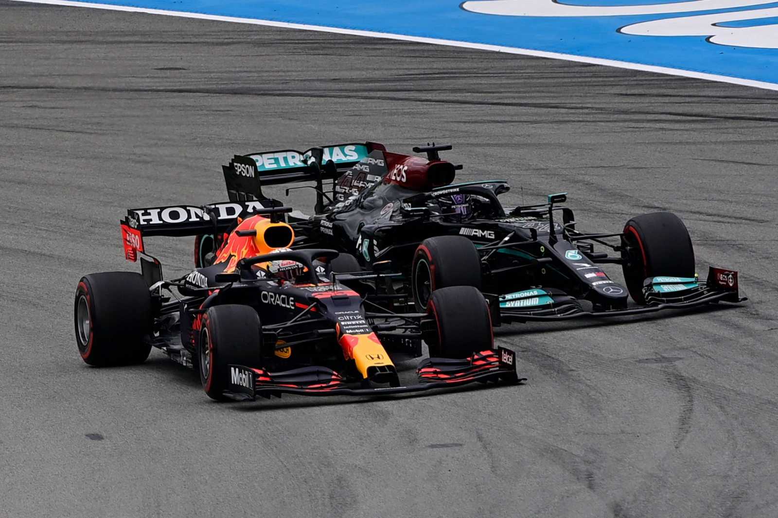 Verstappen és Hamilton küzdelme a futamon | Fotó: F1 – Facebook