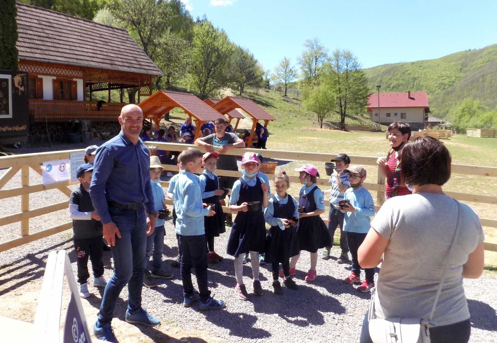 Babos Zsolt egy székelyvarsági iskolacsoportot fogad | A szerző felvételei