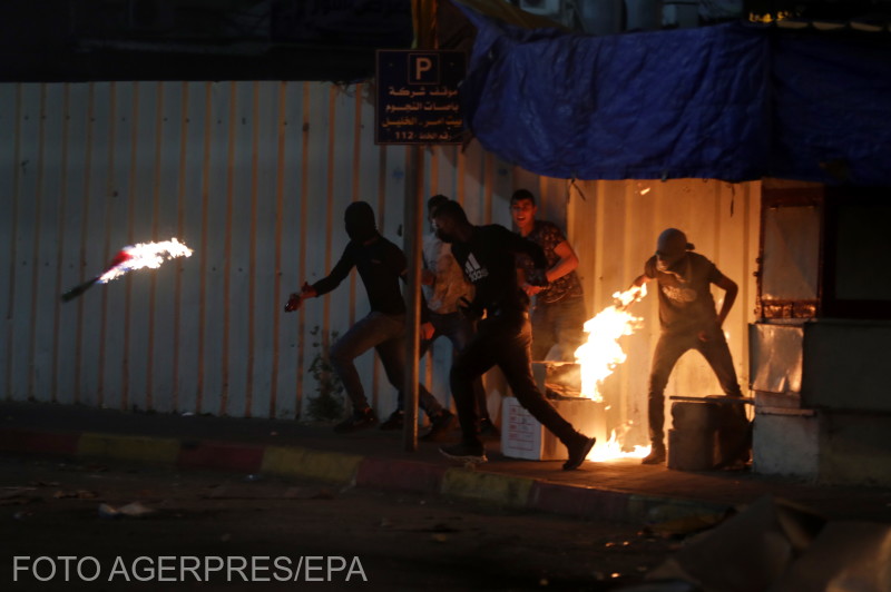Molotov-koktéllal felfegyverzett palesztin tüntetők Hebronban | Fotó: Agerpres/EPA