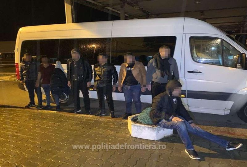 Lekapcsolt illegális bevándorlók a Szatmár megyei Pete határátkelőhelyen | Fotó: politiadefrontiera.ro