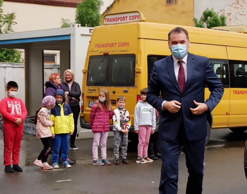 Cseke Attila az aradi Csiky Gergely Főgimnázium udvarán, a háttérben az iskola jelenlegi buszával | Fotó: RMDSZ