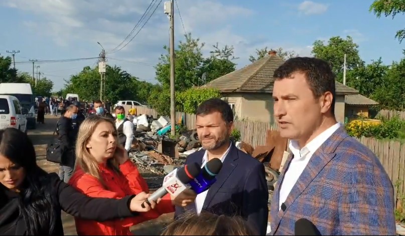 Tánczos Barna Sărulești-ben nyilatkozik a sajtónak | Forrás: a környezetvédelmi minisztérium Facebook-oldala