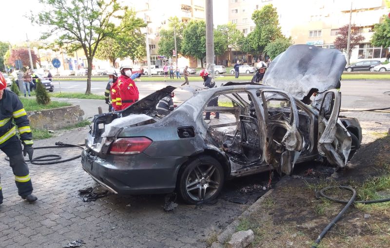 Ennyi maradt az autóból | Fotó: Arad Megyei Katasztrófavédelmi Felügyelőség (ISU)