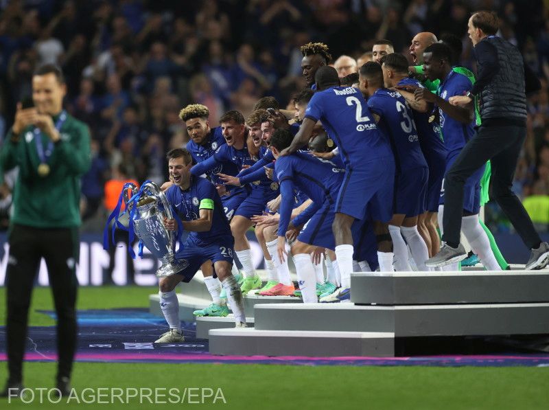 A Chelsea-játékosok emelhették magasba a trófeát | Fotó: Agerpres/EPA