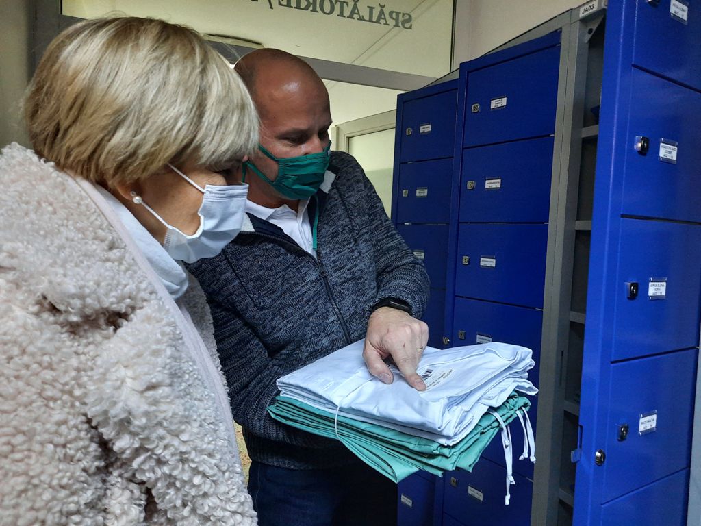 Dr. Konrád Judit, kórházmenedzser ismerkedik az új formaruhákkal | Fotó: Hargita Megyei Sürgősségi Kórház