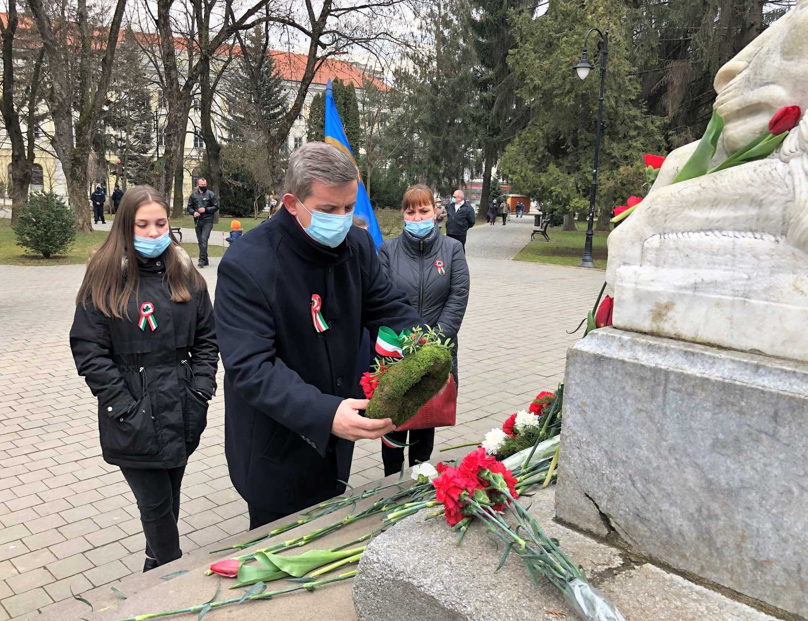 Miklós Zoltán parlamenti képviselő családjával helyezte el az emlékezés virágait
