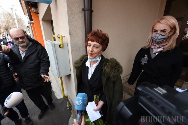 Flavia Groşan (középen) távozóban a meghallgatásról | Fotó: ebihoreanul.ro