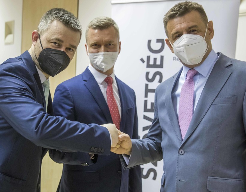 A szlovákiai magyar pártelnökök hitet tesznek a pártegyesítés mellett. Balról-jobbra: Mózes Szabolcs (Összefogás), Forró Krisztián (MKP) és Sólymos László (Híd).l Fotó: Új Szó/Somogyi Tibor