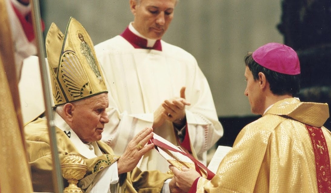 II. János Pál pápa püspökké szenteli Majnek Antalt a római Szent Péter székesegyházban Rómában, 1996. január 6-án l Fotó: munkacs-diocese.org