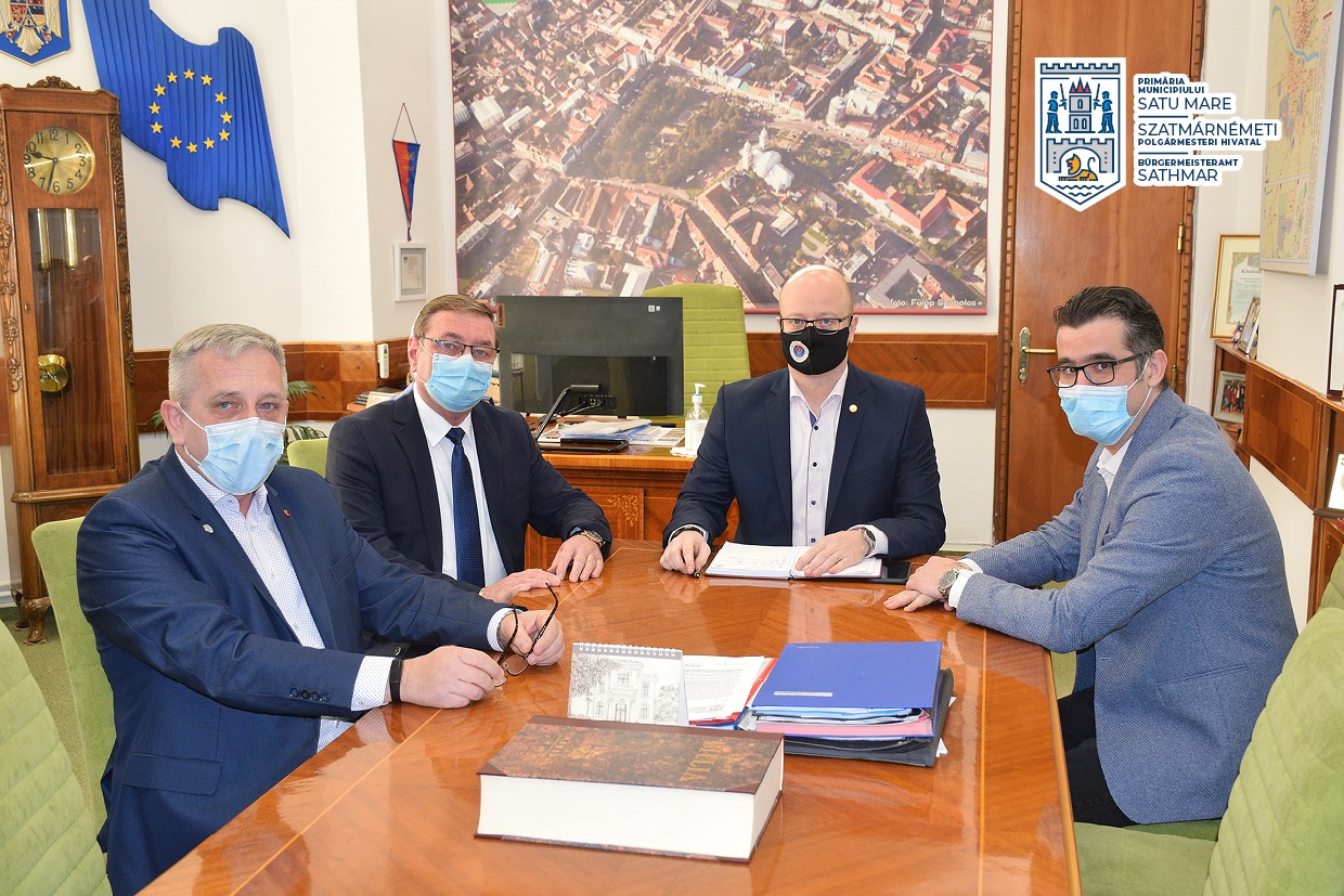 Kereskényi Gábor polgármester (szemben) és Maskulik Csaba városmenedzser és Gheorghe Stan és Adelin Ghiarfaş alpolgármesterek társaságában