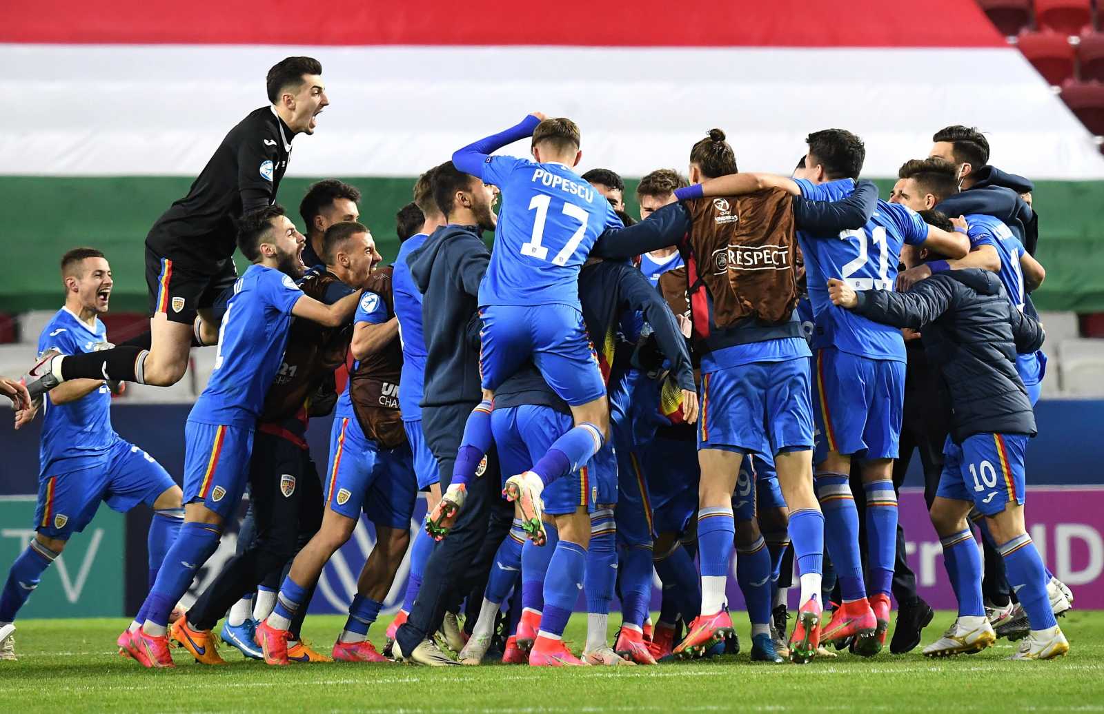 A győztes román válogatott tagjai örülnek a labdarúgó U21-es Európa-bajnokság második csoportkörében | Fotók: MTI