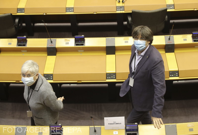 A katalán kormány két volt tagja, Clara Ponstati és Carles Puigdemont a szavazás előtt néhány perccel | Fotó: Agerpres/EPA