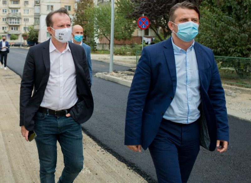 Florin Cîţu (balról) állítja: neki nem újdonság a gyaloglás | Fotó: a kormányfő Facebook-oldala