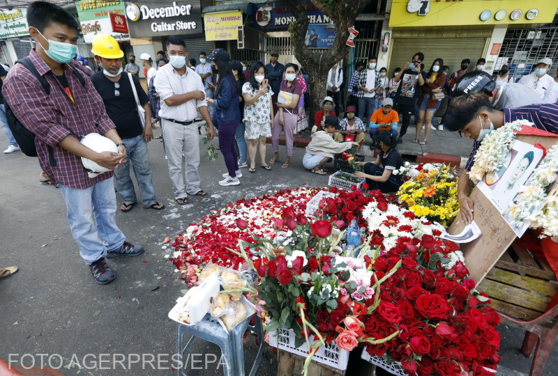 Az áldozatokra emlékező tüntetők | Fotó: Agerpres/EPA