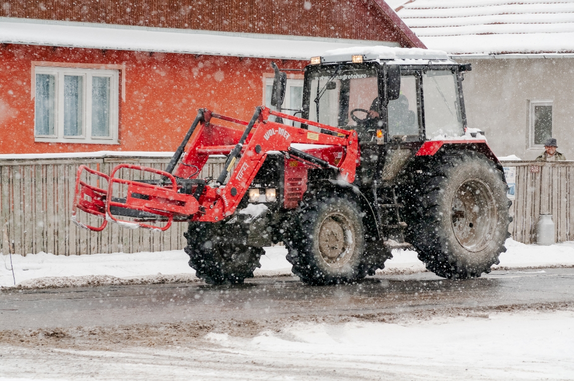 Így érkeztek a traktorok a gyimesi tavaszi télben | Fotók: Gábos Albin