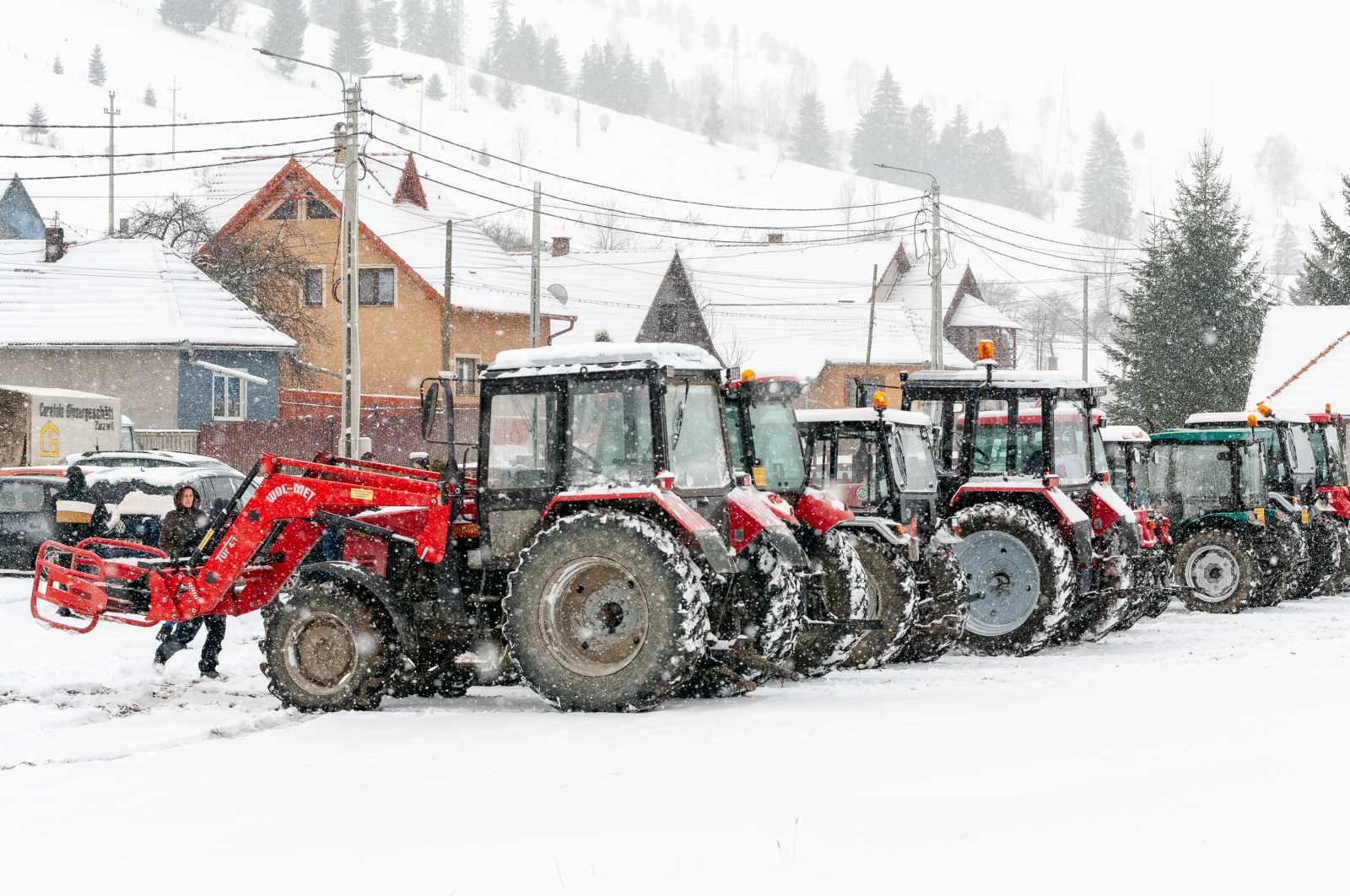 Sorakozó. A traktorokat vásárló gazdák a községközpontban gyülekeztek.